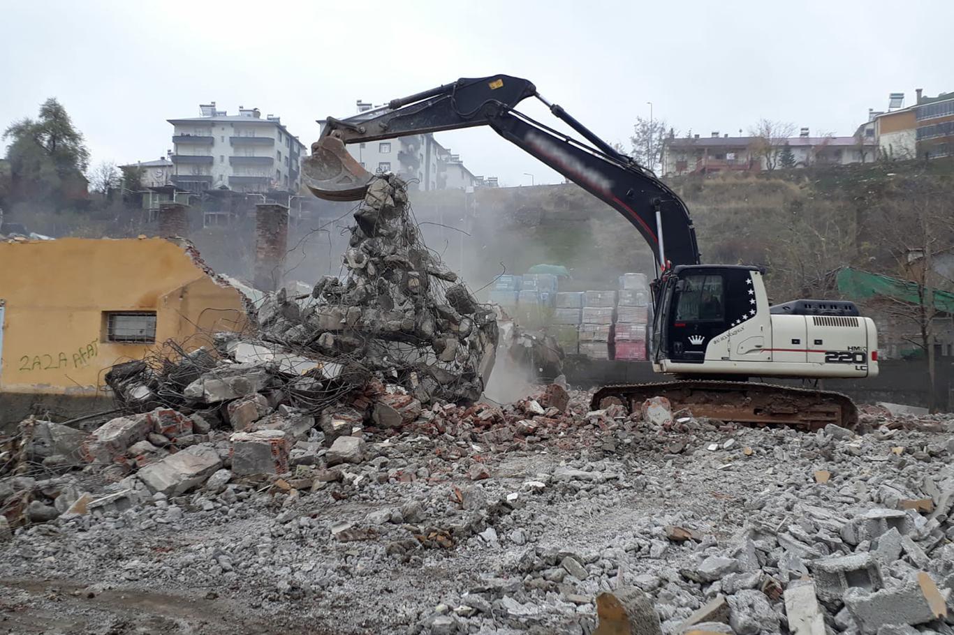 Madde bağımlılarının mekanı haline gelen eski mezbaha yıkıldı Madde bağımlılarının mekanı haline gelen eski mezbaha yıkıldı